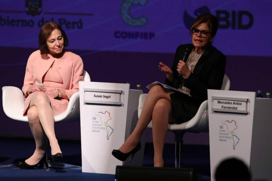 La presidenta de la Sociedad de las Américas, Susan Segal, y la vicepresidenta de Perú, Mercedes Aráoz Fernández, durante un panel de la Cumbre Empresarial en Perú para analizar el papel de la mujer en la economía del continente. / EFE