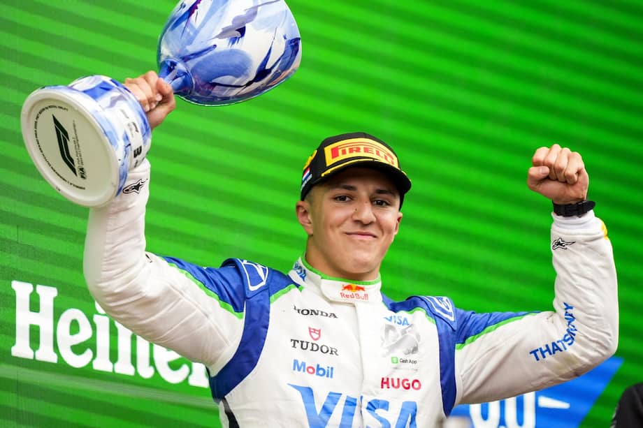 Isack Hadjar celebrando su tercer puesto en el Gran Premio de Países Bajos de la Fórmula 1 2025.