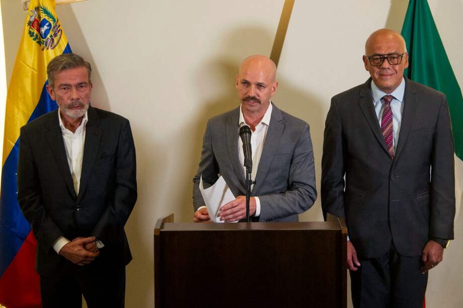 El vocero de la delegación de la oposición venezolana, Gerardo Blyde (i), el representante de Noruega Dag Nylander (c) y Jorge Rodríguez, enviado del gobierno de Nicolás Maduro, el 13 de agosto cuando se comenzó el diálogo en México. Hoy el proceso está suspendido.