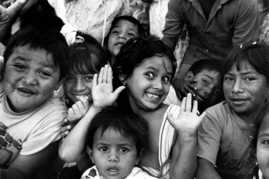 Niños de un campo de refugiados en Burma, Myanmar (Asia), mientras asistían al show de Clowns Without Borders Tour. /Ilana Levy