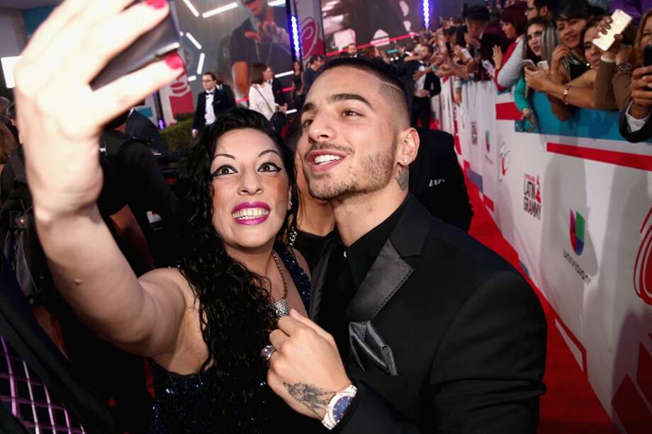 Maluma y una fan. / AFP