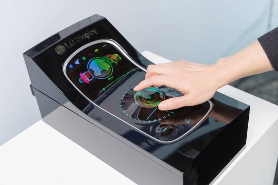 Este panel extensible, pensado para el área central del tablero, no solo eleva el diseño interior, sino que optimiza la funcionalidad.