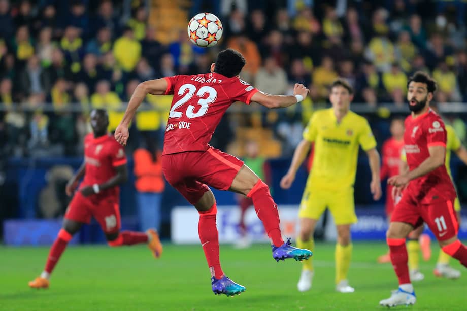 Luis Díaz cabecea un balón para marcar el segundo gol contra Villarreal // EFE-Domenech Castelló