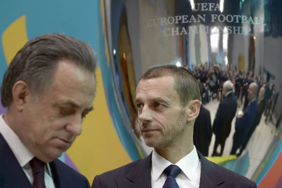 Vitaly Mutko (i) en la presentación de la Copa de la Eurocopa en San Petersburgo. / AFP