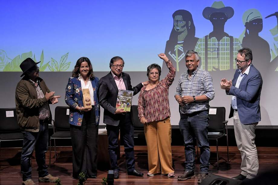 Gustavo Petro entregó la Constitución Política que reconoce los derechos del campesinado a representantes de esa población, en el Centro de Memoria, Paz y Reconciliación, el 5 de julio de 2023.