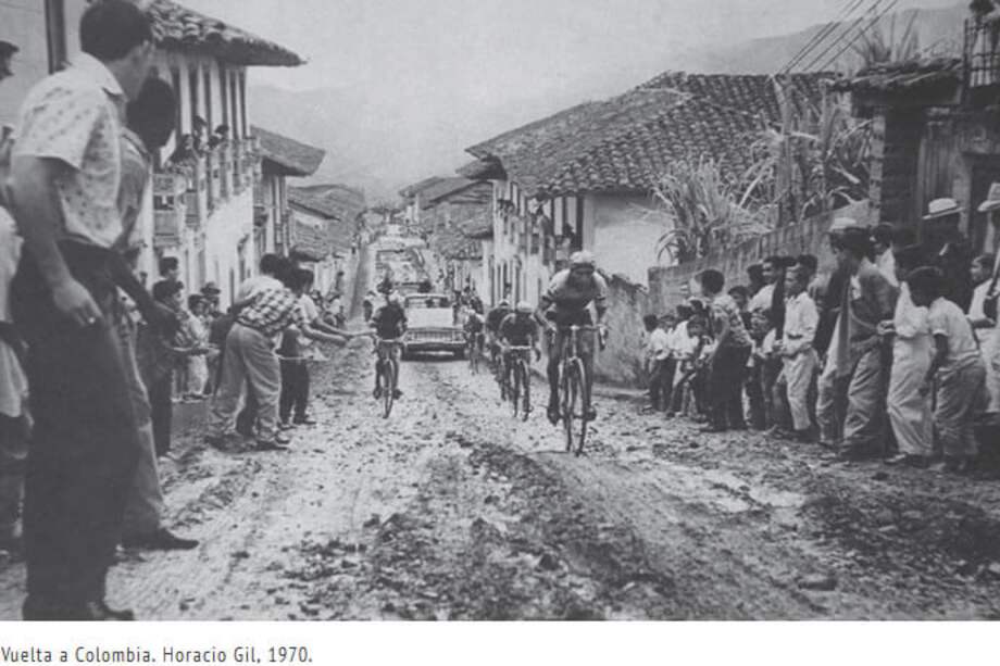 Imagen de una de las primeras vueltas a Colombia en bicicleta, en las que cada pedalazo era épico. / Cortesía