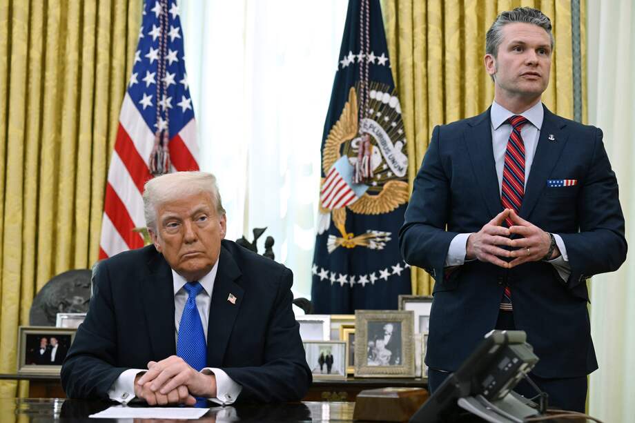 El presidente de Estados Unidos, Donald Trump, escucha al secretario de Defensa, Pete Hegseth, durante un evento en la Oficina Oval de la Casa Blanca.