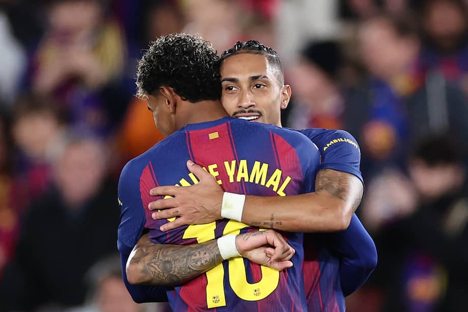 Raphinha celebra con Lamine Yamal uno de los goles con los que Barcelona venció 2-0 a Osasuna en La Liga EA Sports 2025/26.