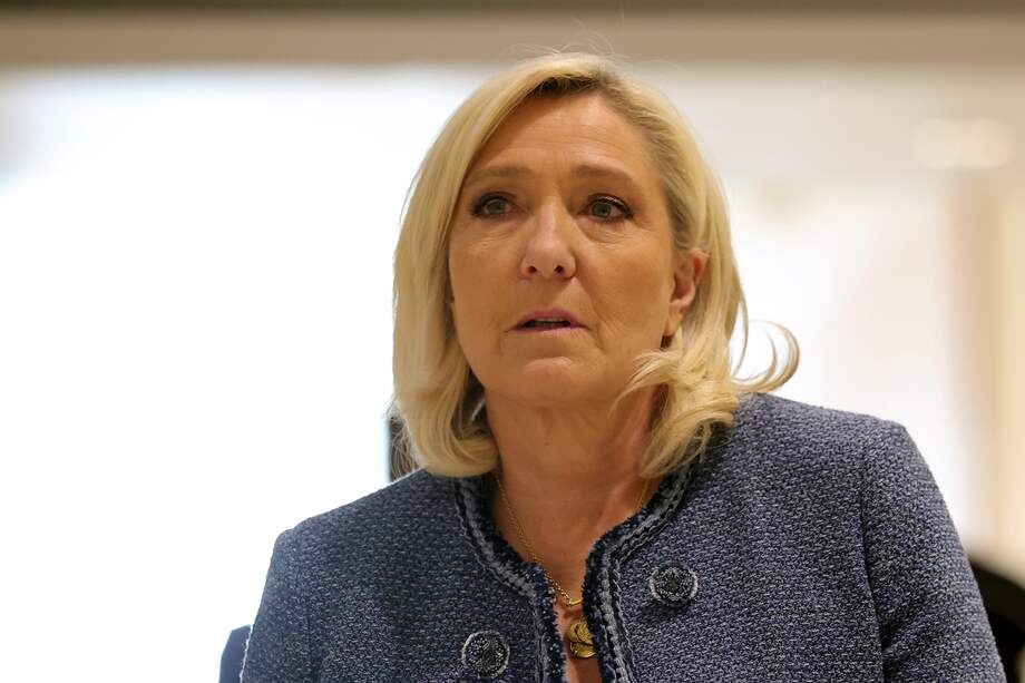 La presidenta del grupo parlamentario Rassemblement national (RN), Marine Le Pen, llega al tribunal de París para el veredicto en el caso de los asistentes parlamentarios de RN en París, Francia, el 31 de marzo de 2025.