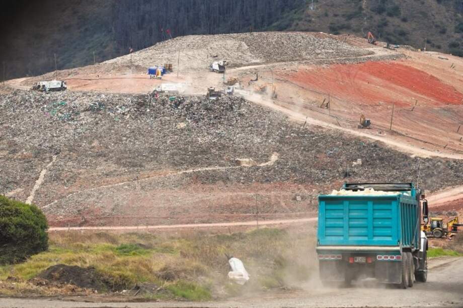 Dentro del relleno Doña Juana hay un polígono destinado para la separación y disposición de los escombros y residuos que llegan a diario. / Gustavo Torrijos