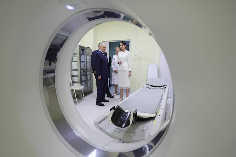 El presidente ruso Vladimir Putin (izq.) visita el Hospital Central del Distrito de Kuril en Kurilsk, región de Sajalín, Rusia, el 13 de agosto de 2026.