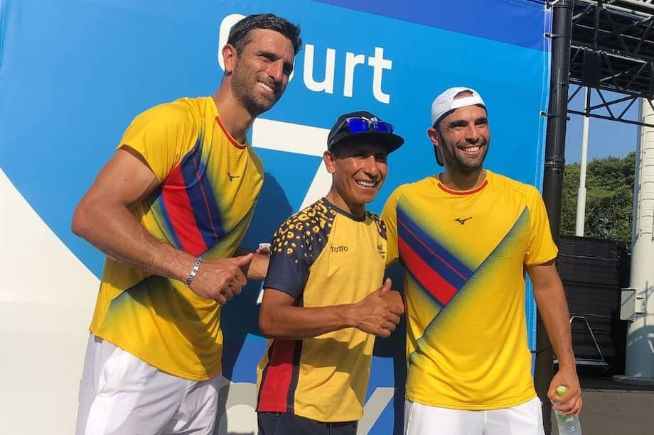 Robert Farah y Juan Sebastián Cabal con Nairo Quintana antes del partido.