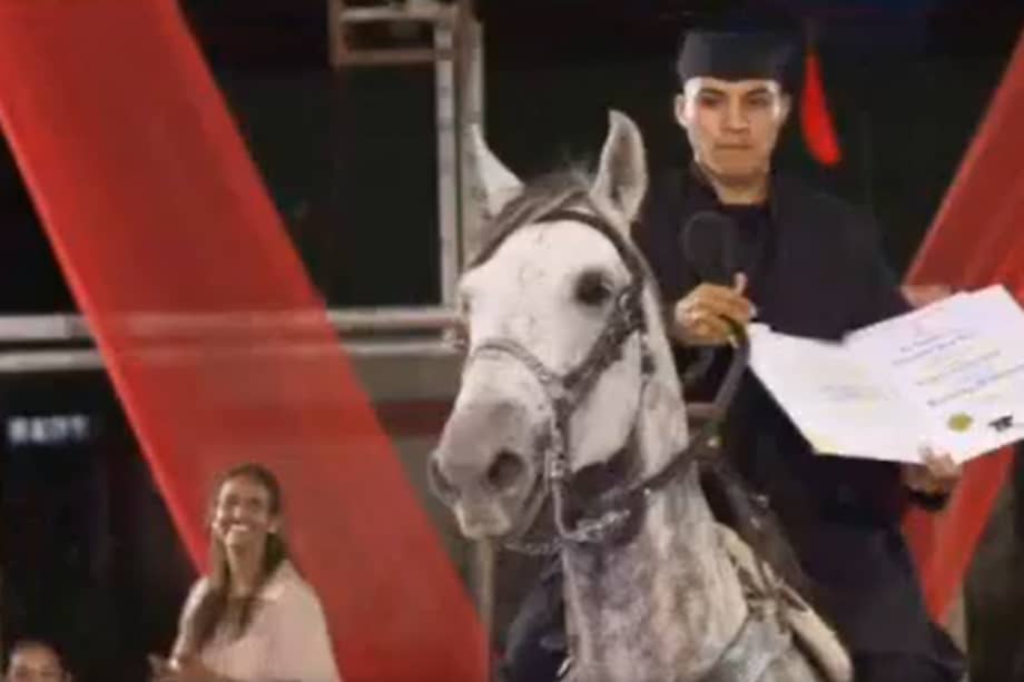 Imer Baldovino les pidió permiso a sus profesores para entrar a su ceremonia de graduación con “Tormento”.