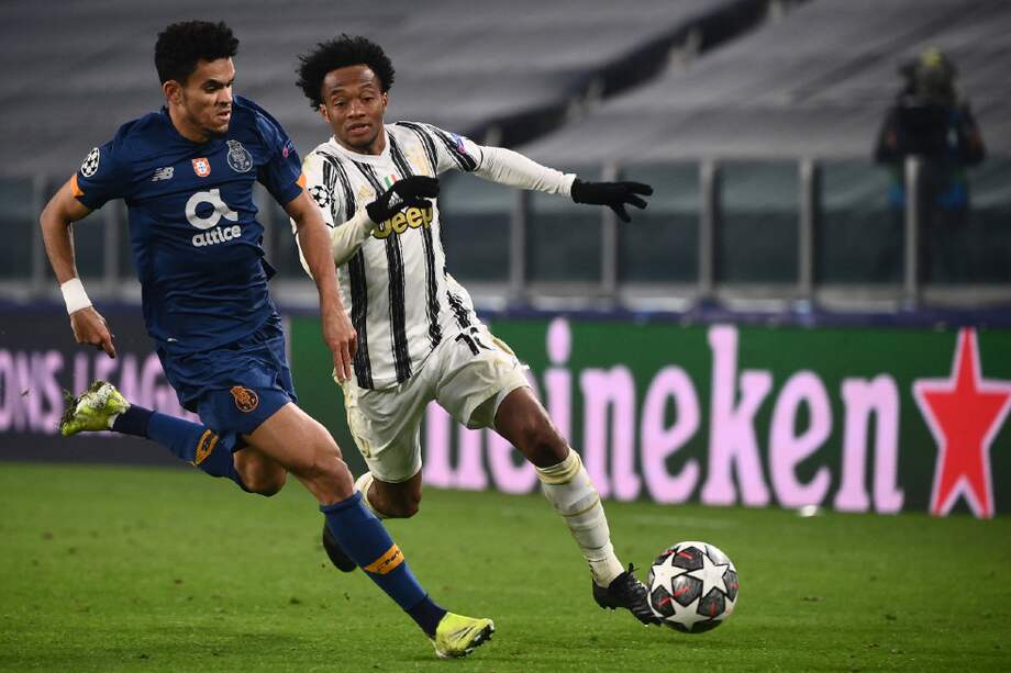 Luis Díaz (izq.) y Juan Cuadrado en la disputa por el balón en el partido de vuelta por los octavos de final de la Champions League.