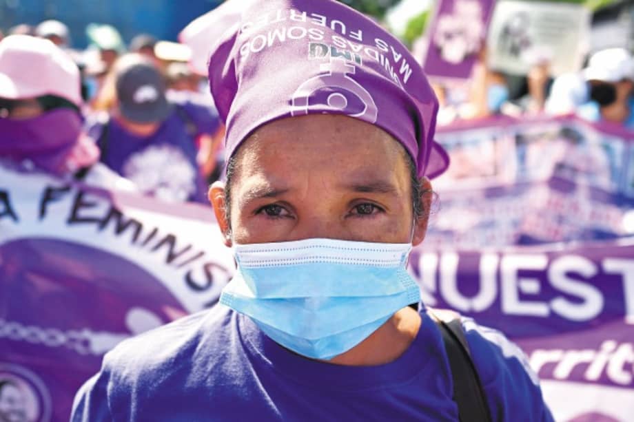 Este 25 de noviembre en Colombia y muchos países del mundo las mujeres salieron a protestar contra todas las formas de violencia en su contra. / AFP
