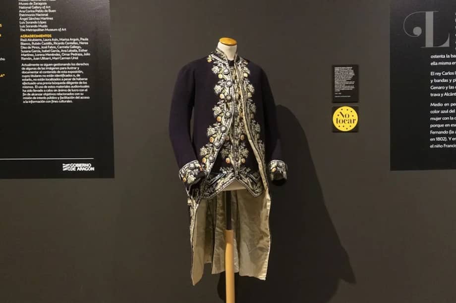 Imagen de uno de los trajes de la muestra ‘Goya, cazador de tendencias’, que se podrá visitar hasta el 24 de mayo en el IAACCEl de Zaragoza. / EFE / Toni Galán