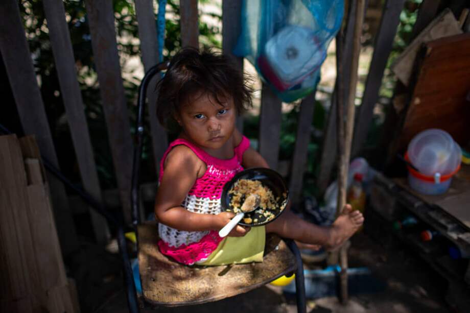 Miles de niños venezolanos en Colombia llegan con sus padres migrantes en condiciones muy precarias. / AFP