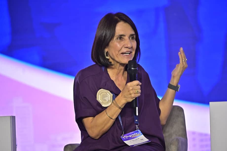Olga Lucía Acosta, codirectora del Banco de la República, en el congreso de Asofondos.