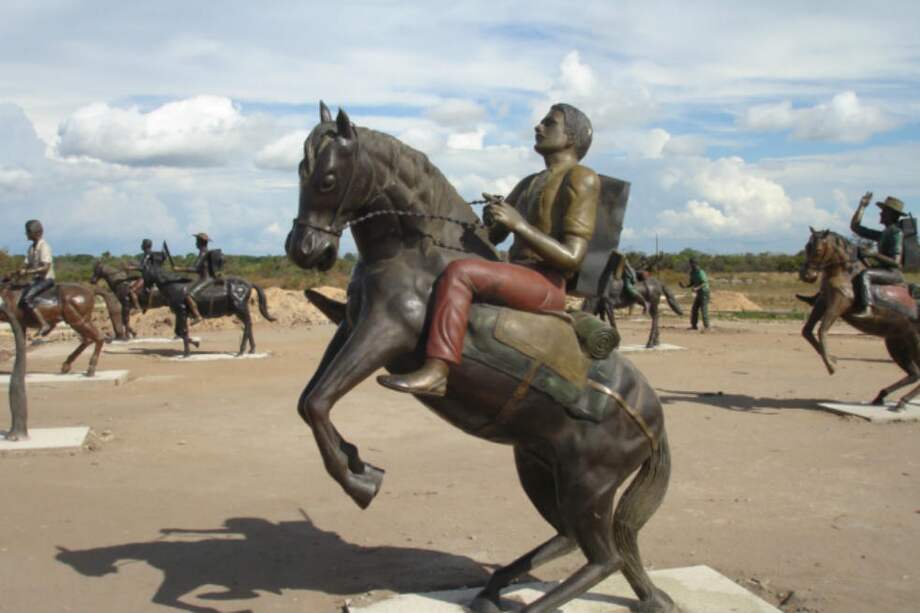 Las estatuas del parque Los Libertadores, cuyo bronce ha sido robado por vándalos. / Archivo particular