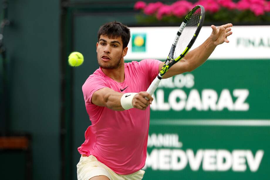 Carlos Alcaraz de España en acción contra Daniil Medvedev de Rusia durante la final masculina del torneo de tenis BNP Paribas Open en el Indian Wells Tennis Garden en Indian Wells, California, EE. UU.