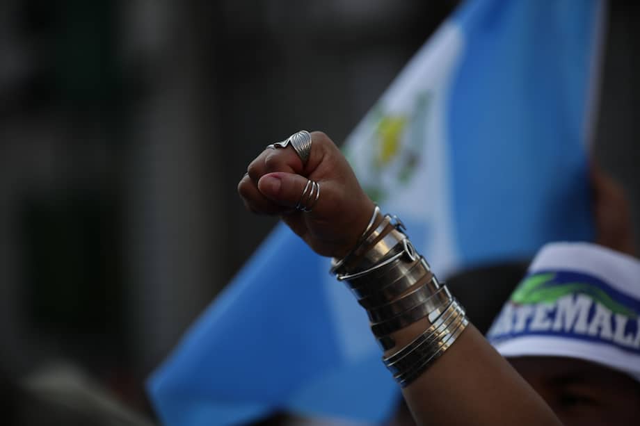 Detalle de los ornamentos en el brazo de una manifestante durante una marcha para exigir que se garantice la investidura del presidente electo, Bernardo Arévalo de León, hoy, en Ciudad de Guatemala (Guatemala).