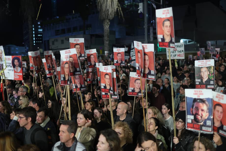 Manifestantes participaron en una protesta a las afueras de la base militar de Kirya, en Tel Aviv, con la cual exigieron la liberación inmediata de los rehenes israelíes retenidos por Hamás en Gaza.