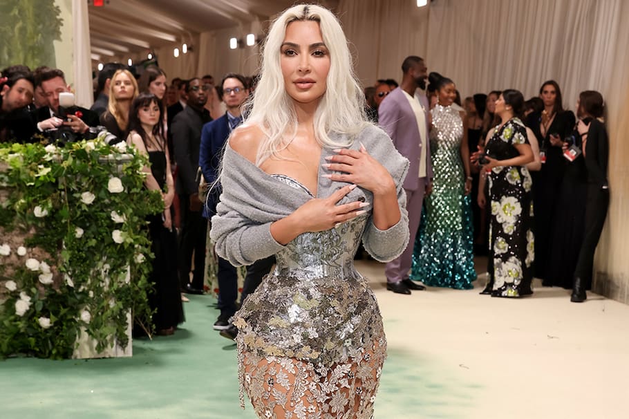 ¿Cuántas costillas se quitó Kim Kardashian? Atacan a la socialité por su cintura