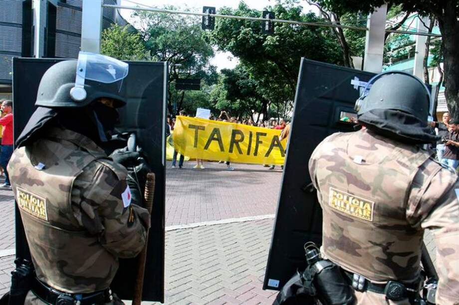 Policía dispersa con gases lacrimógenos a manifestantes en Fortaleza