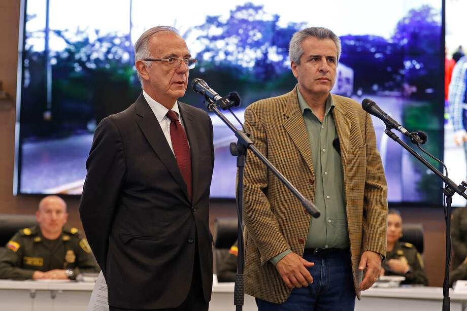 AME468. BOGOTÁ (COLOMBIA), 25/10/2023.- El ministro del Interior de Colombia, Luis Fernando Velasco (d), y el de Defensa, Iván Velásquez (i), ofrecen una rueda de prensa sobre el plan de seguridad para las elecciones del próximo domingo, hoy, en la sede de la Policía Nacional en Bogotá (Colombia). EFE/ Mauricio Dueñas Castañeda