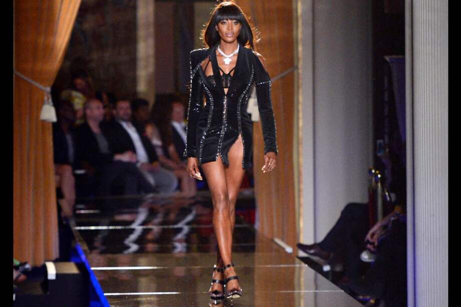 Naomi Campbell durante la pasarela que realizó con Versace el pasado junio. / AFP