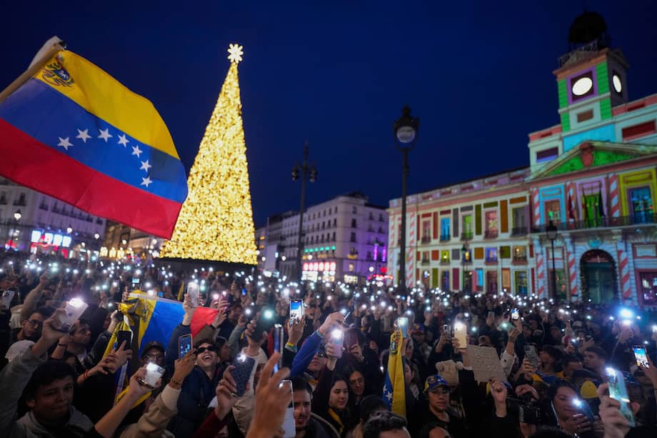 Por todo el mundo se han visto manifestaciones por la captura de Nicolás Maduro. Algunos insisten en que esto es un triunfo para el país, mientras que otros rechazan la injerencia de EE. UU. en la política de la región. (Foto en Madrid, España)