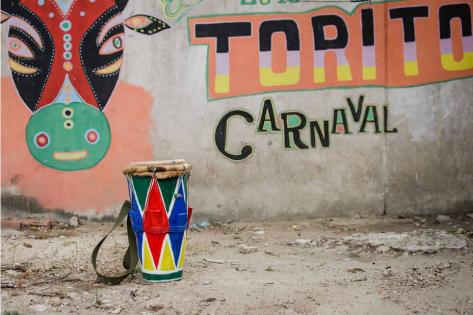 A lo largo del texto encontrará una serie de fotografías que recrean la preparación, el vestuario y los ensayos para la danza El Torito Ribeño, en Barranquilla. / Fotos Roxana Charris.