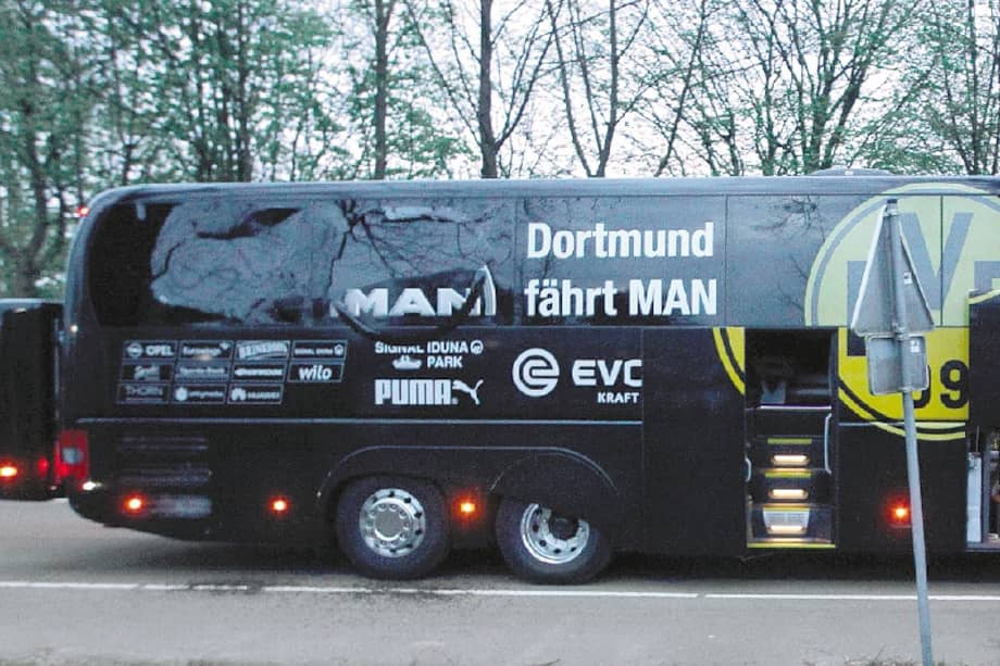 Así quedó el bus del Borussia Dortmund tras las explosiones. / AFP