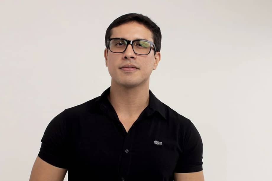 Ayres Sasaki acababa de presentarse cuando una fan mojada, y aparentemente pisando un cable, lo abrazó causándole una descarga eléctrica.