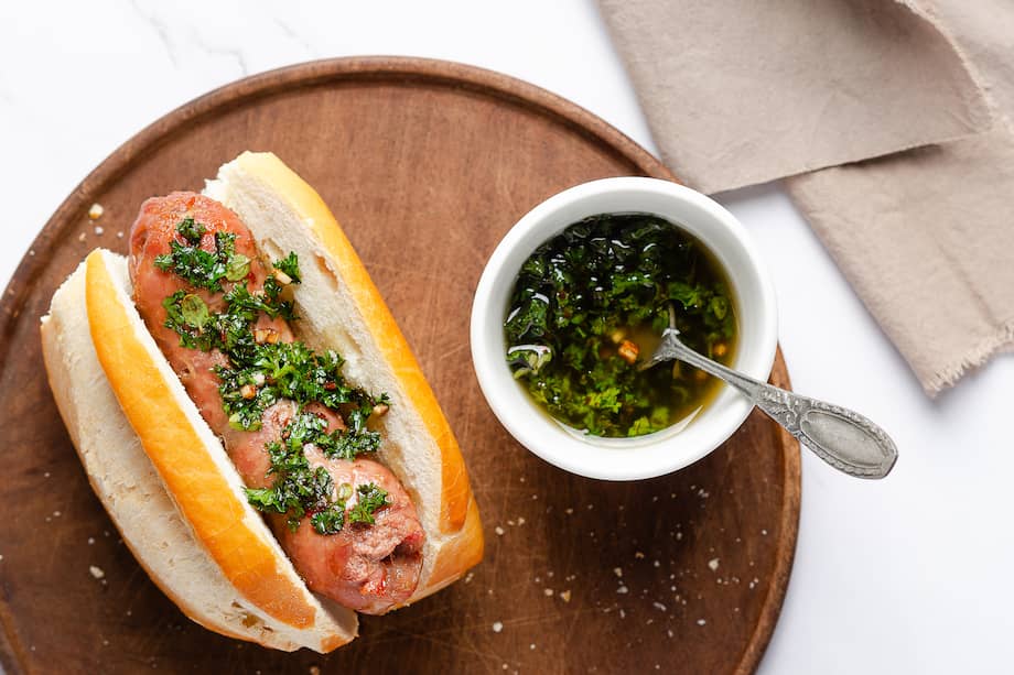 Sirve este choripan con chimichurri para disfrutar.