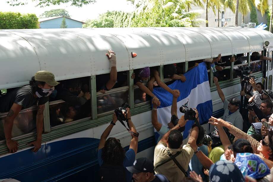 Estudiantes que se encontraban asediados en una parroquia por fuerzas del gobierno fueron rescatados con mediación de sacerdotes. / AFP