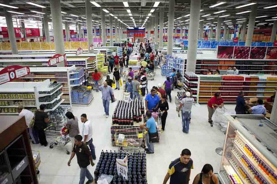Según datos oficiales, 28 de cada 100 productos básicos no se pueden encontrar en los supermercados de Venezuela. / AFP
