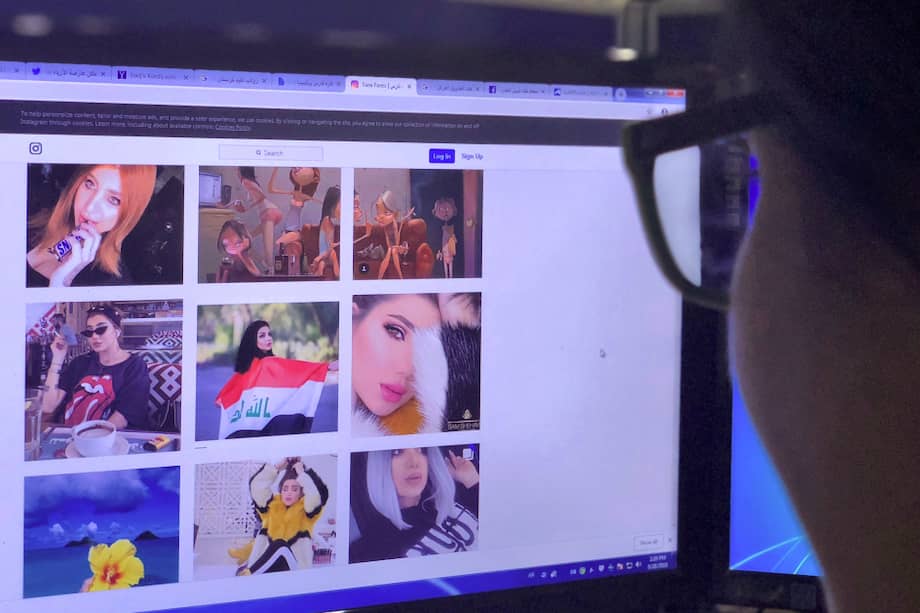 Una persona revisa el perfil de la modelo Tara Fares, asesinada la semana pasada en Bagdad. / AFP