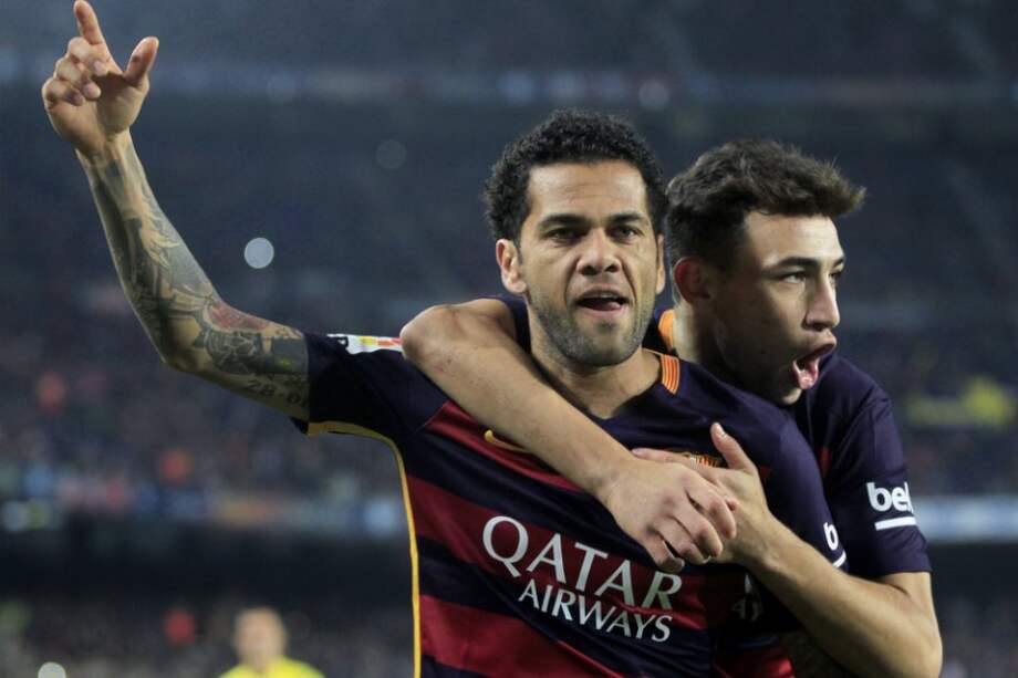 El brasileño Dani Alves (i) celebra con Munir El Haddadi la consecución del primer gol de Barcelona ante el Villanovense. / EFE
