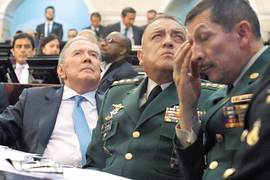 El ministro de Defensa, Guillermo Botero, y los mandos militares durante el debate de moción de censura el pasado 5 de noviembre. / Mauricio Alvarado - El Espectador