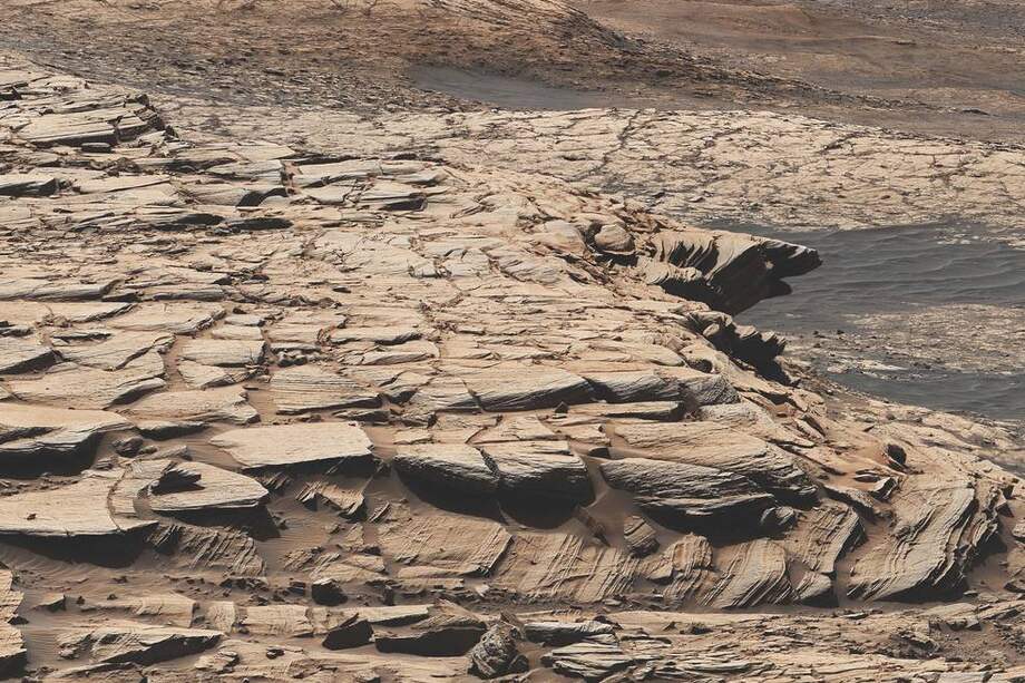 Este mosaico fue realizado a partir de imágenes tomadas por la Cámara Mast a bordo del rover Curiosity de la NASA en el día marciano 2.729, o sol, de la misión. Muestra el paisaje de la formación de arenisca Stimson en el cráter Gale. En esta ubicación general, Curiosity perforó el pozo Edinburgh, una muestra de la cual se enriqueció en carbono 12.