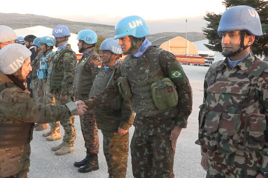 La ministra española de Defensa, Margarita Robles (i), visita la base Miguel de Cervantes, en Marjayoun, donde se ubica la brigada multinacional Este de la misión de paz de Naciones Unidas (FINUL).