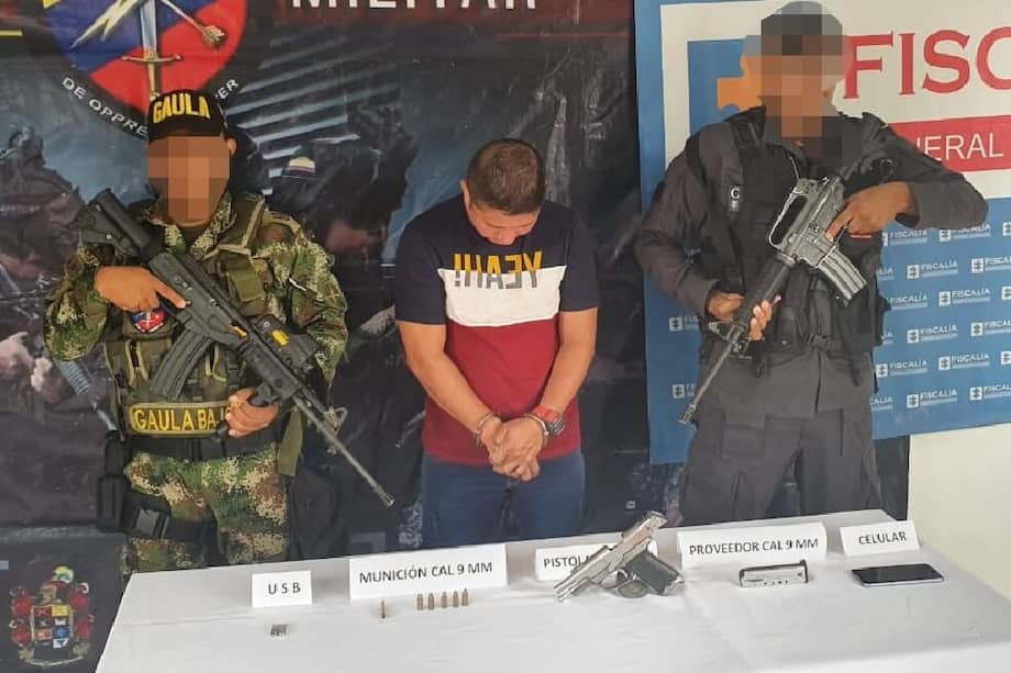 Durante su captura las autoridades encontraron en su poder un arma de fuego, municiones y equipos de comunicaciones. / Cortesía