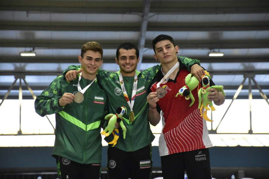 Andrés Martínez (c), medalla de oro en gimnasia. / juegosnacionales.gov.co