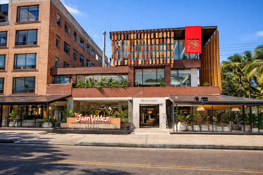 Ubicada en el costado norte del Parque de la 93, en Bogotá, la flagship store integra criterios de sostenibilidad como eficiencia energética y uso de materiales certificados.