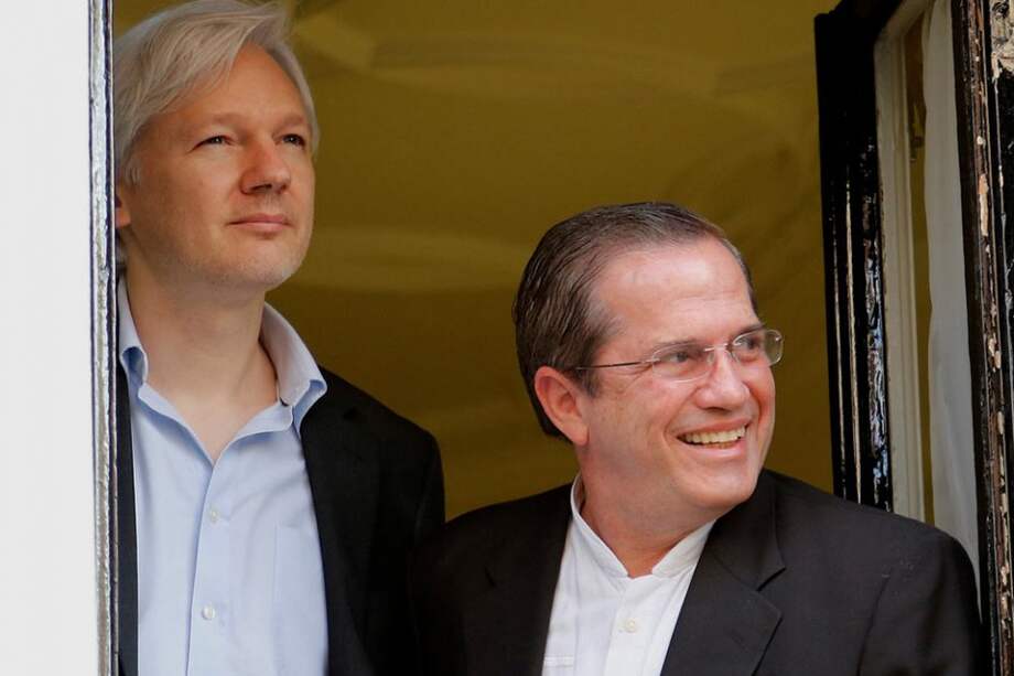 El fundador de Wikileaks, Julian Assange, y el canciller ecuatoriano, Ricardo Patiño.