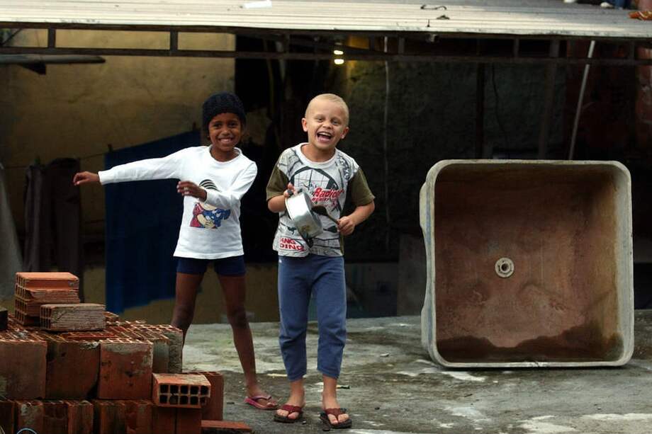 Aquellas familias brasileñas pobres que quisieran el beneficio de los subsidios del Gobierno tenían que garantizar la escolarización de sus hijos. / EFE