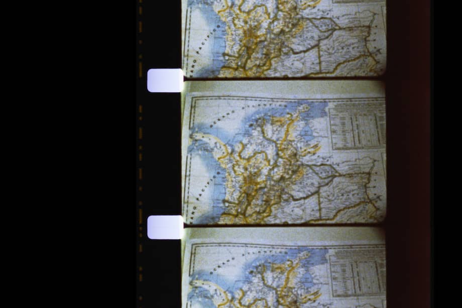 Fotograma de Forenses, película de Federico Atehortúa, en la que un mapa de Colombia se convierte en metáfora del territorio marcado por las desapariciones forzadas y la búsqueda de la verdad.