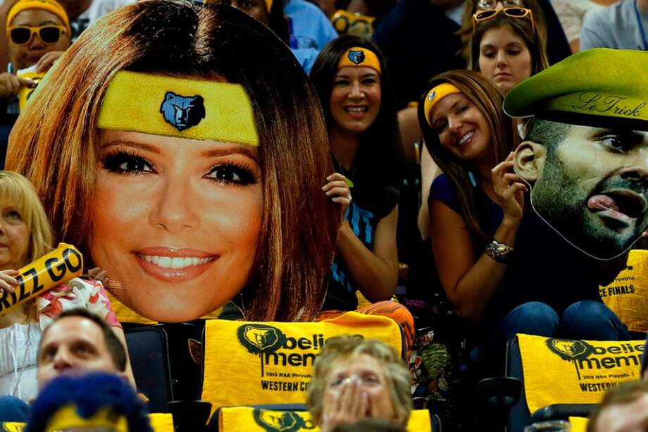 Afiches con la cara de Eva Longoria en la final de la NBA.