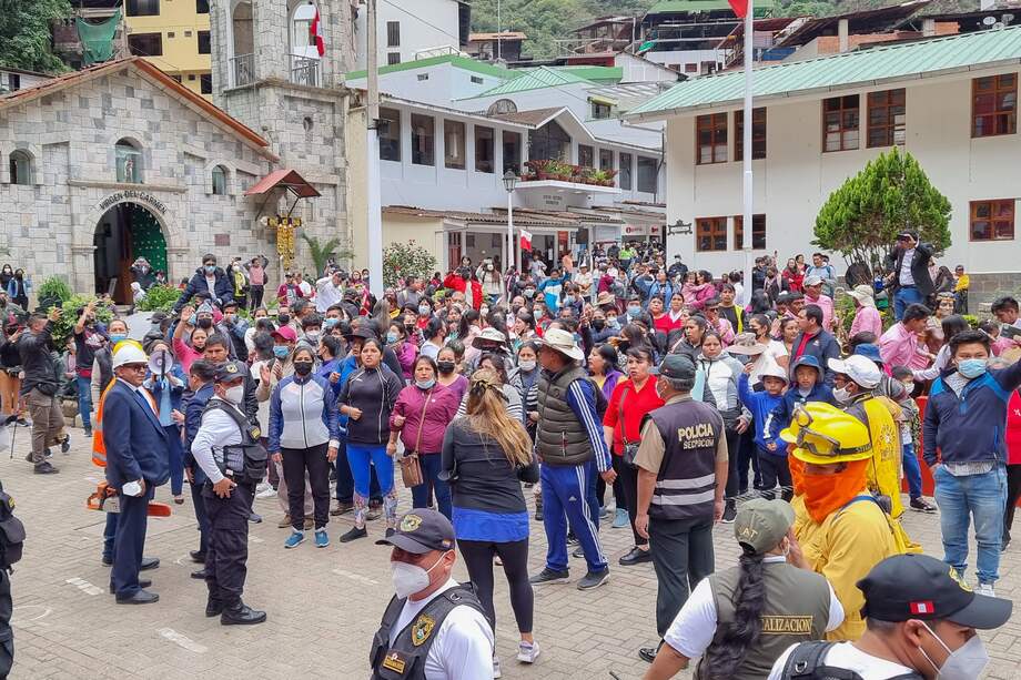 Protestas de turistas por la falta de boletas para visitar Machu Picchu.